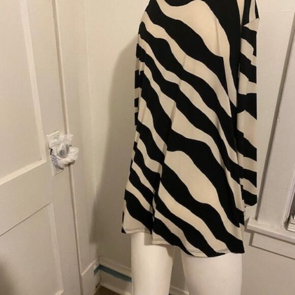 Dana Buchman Zebra Black/Cream 3/4 sleeve blouse, size 3X - Picture 2 of 3